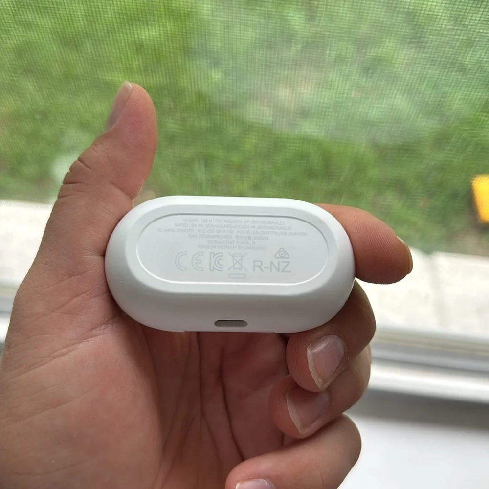 Samsung Wireless Earbuds with Charging Case - Picture 3 of 4